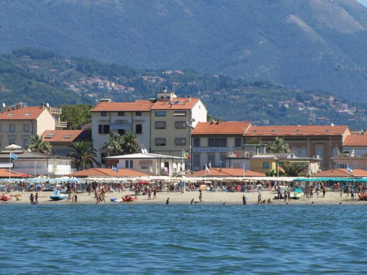 Hotel Pardini فياريجيو المظهر الخارجي الصورة